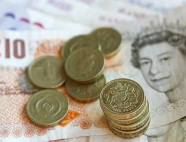 Πτώση για τη στερλίνα μετά την παραίτηση του υπουργού για το Brexit